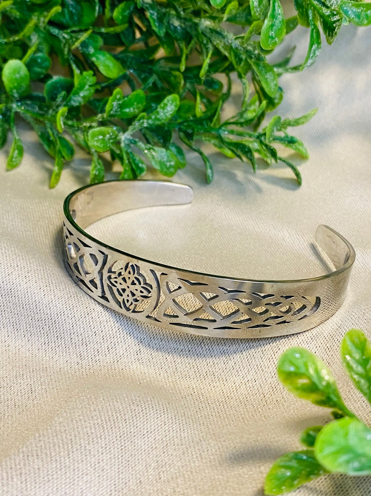 Witches Knot Protection Bangle